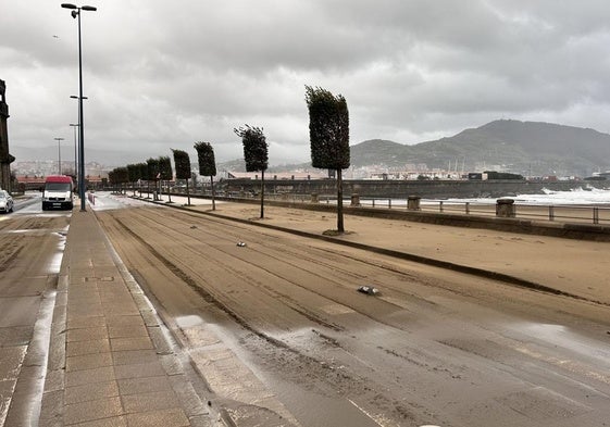 El paseo de la playa de Ereaga, cubierto de arena este jueves.