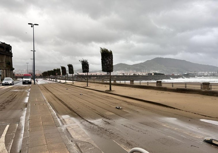 El paseo de la playa de Ereaga, cubierto de arena este jueves.