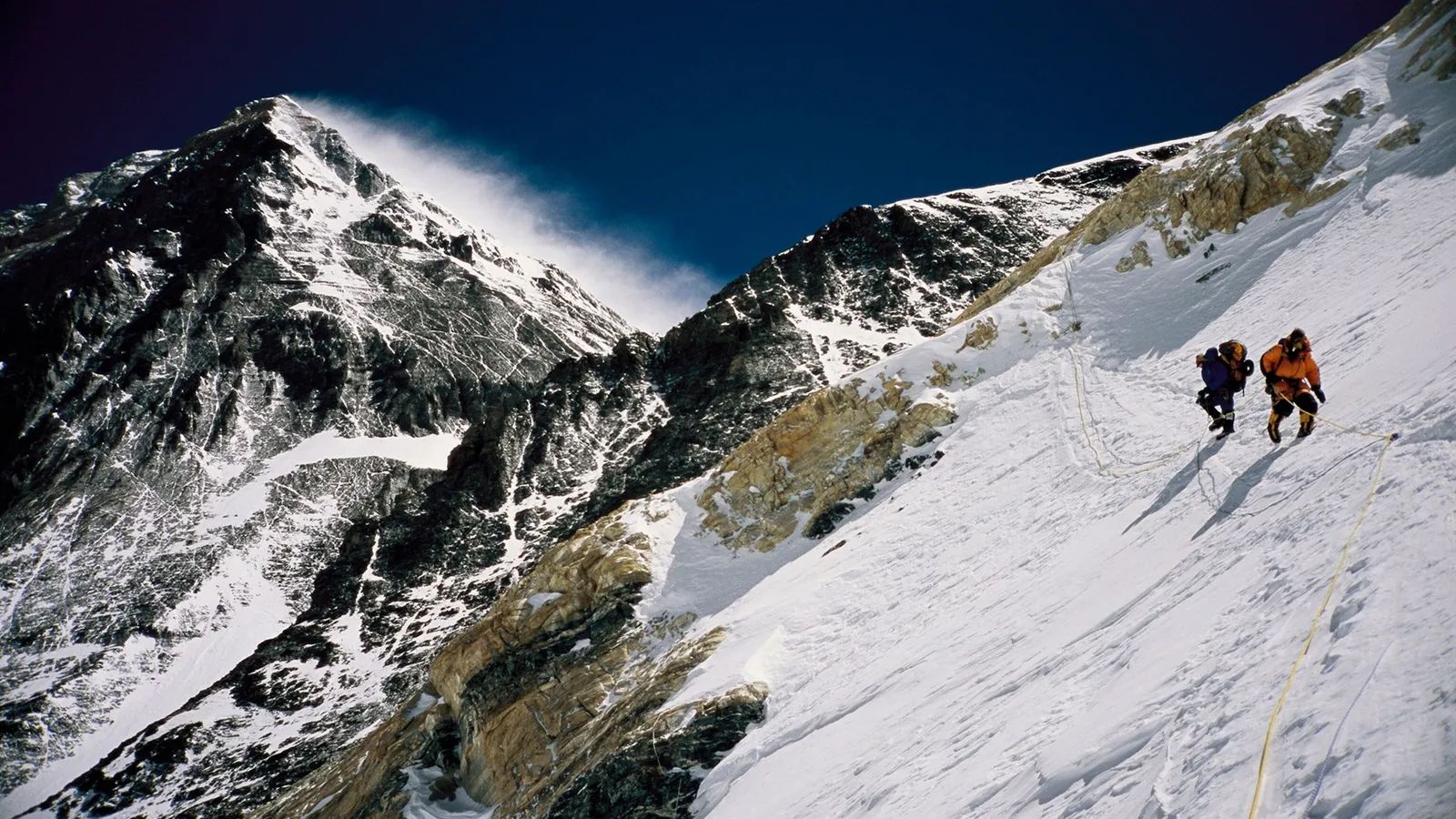 Bi alpinista Everestetik jaisten dira Hegoaldeko Lepoaren azpitik.