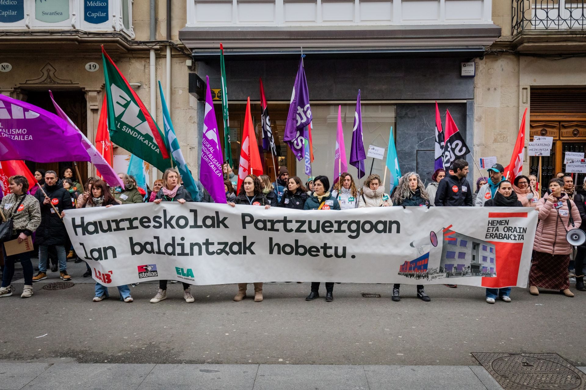 Concentración de los trabajadores de las haurreskolak en Vitoria