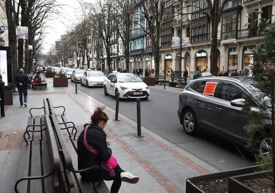 Taxistas en la Gran Vía en Bilbao este miércoles.