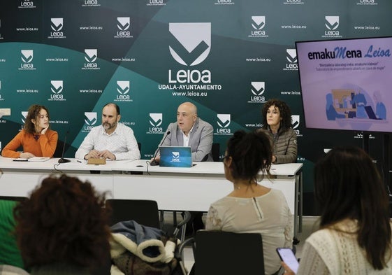 El alcalde de Leioa, Iban Rodriguez Etxebarria, el concejal de Empleo y Promoción Económica, Pedro Arceredillo, y las leioaztarras emprendedoras Alejandra Paz y Clara Yuste presentan el nuevo programa.