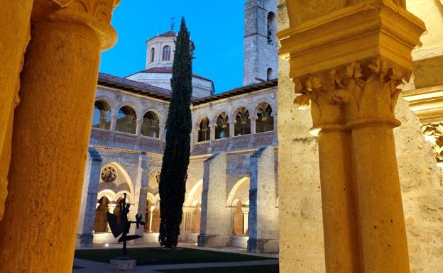 El Claustro del Monasterio de Santa María de Valbuena iluminado al anochecer.