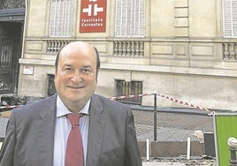 El presidente del PNV, Andoni Ortuzar, posa junto al histórico edificio de París que les ha sido devuelto.