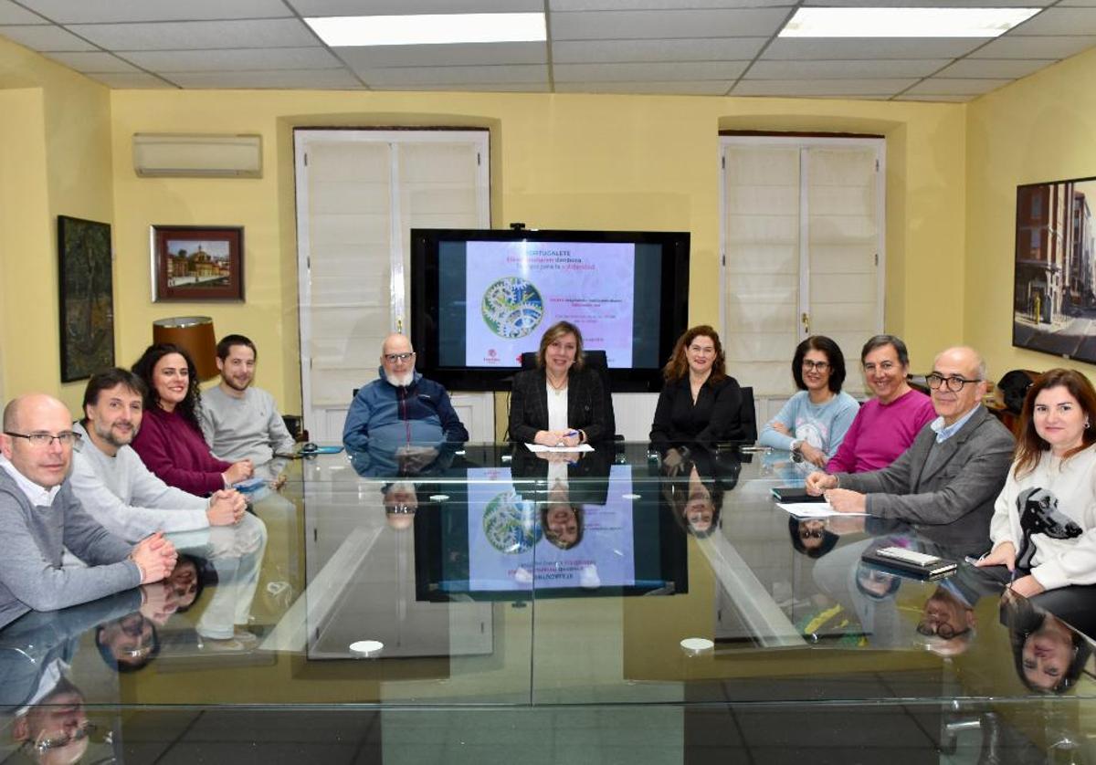 La alcaldesa, Marijose Blanco, junto a representantes de diferentes colectivos que se han volcado en ayudar a los afectados en Valencia.