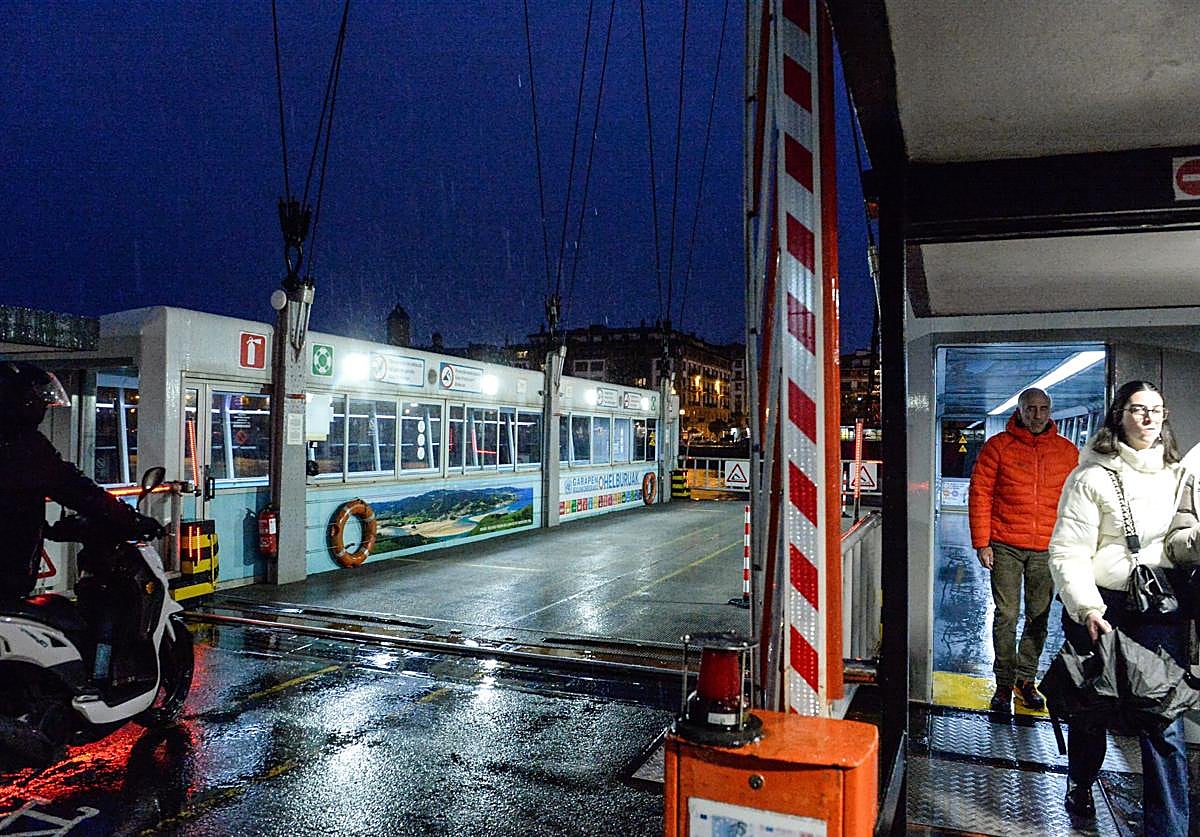 Desde el viernes solo los peatones y los motoristas han podido cruzar la ría en el transbordador.