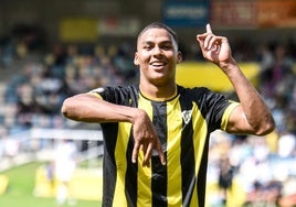 Sannadi celebra un gol con el Barakaldo.