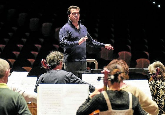 Robert Treviño, durante un ensayo con la Euskadiko Orkestra previo a un concierto de febrero del año pasado.