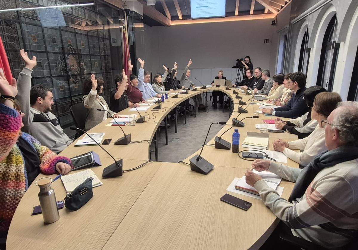 Los concejales del equipo de Gobierno municipal del Ayuntamiento de Bermeo -EH Bildu-Guzan- (a la izquierda) alzan la mano a favor de los presupuestos, mientras el grupo en la oposición del PNV (a la derecha) optó por abstenerse.