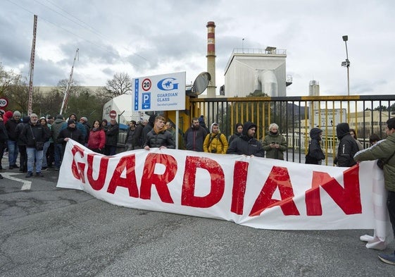 La concentración de ayer en la puerta de la fábrica intentó evitar la parada del horno.