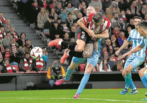 Yeray se adelanta a su marcador para cabecear a la red el segundo tanto del Athletic.