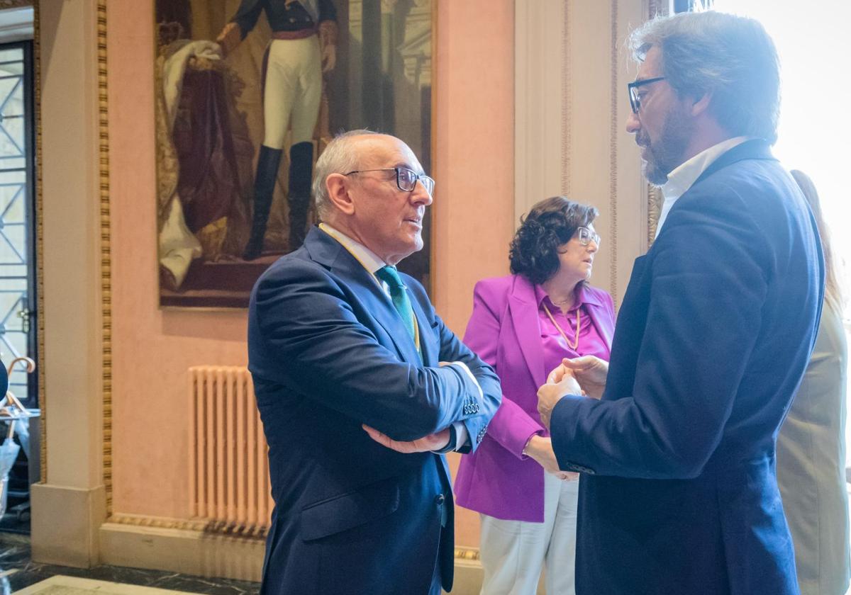 Iñaki Oyarzabal charla con Ramiro González en el Palacio foral de Álava.