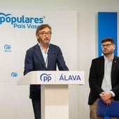 Iñaki Oyarzabal junto al parlamentario Álvaro Gotxi.