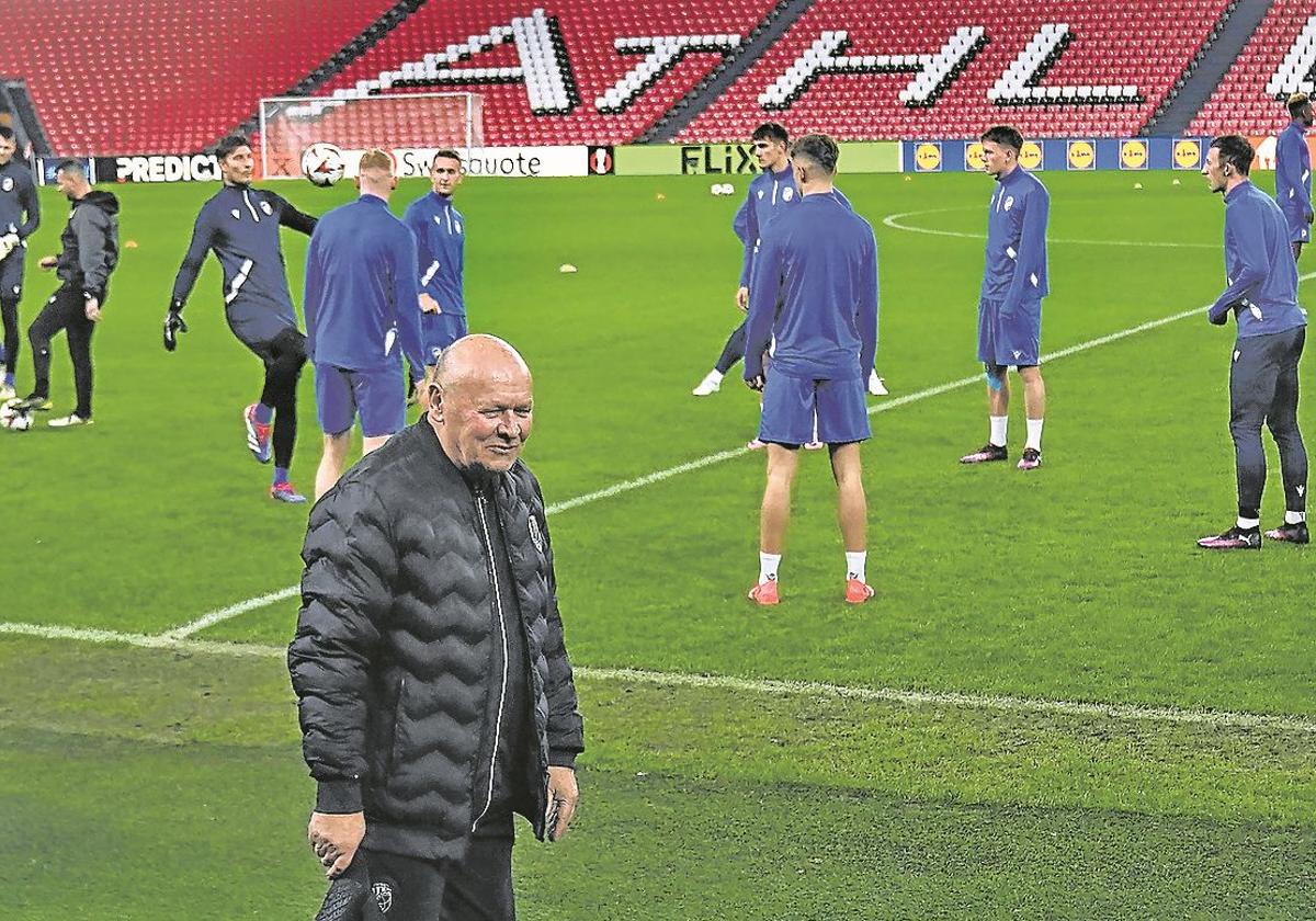 Miroslav Koubek, entrenador del Viktoria, en San Mamés.