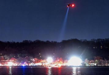 Un avión con 64 pasajeros choca en el aire con un helicóptero militar en Washington: «Cayeron al río en una bola de fuego»