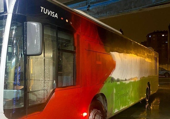 Unos encapuchados vandalizan un autobús de Tuvisa en Vitoria