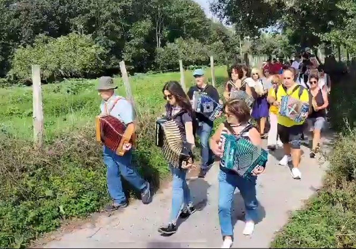 La tradicional romería recorre los caminos de Lemoiz.