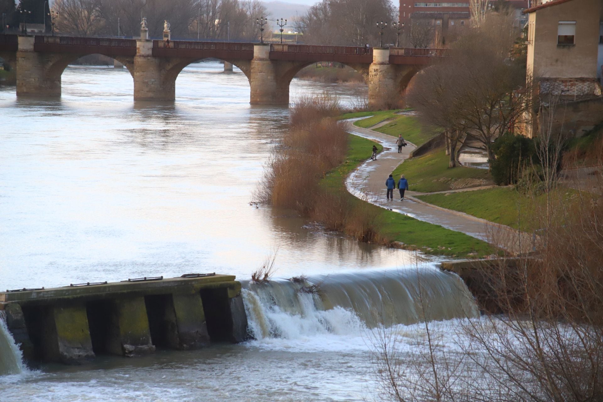 Imagen del Ebro a su paso por Miranda a primera hora de la tarde del jueves.