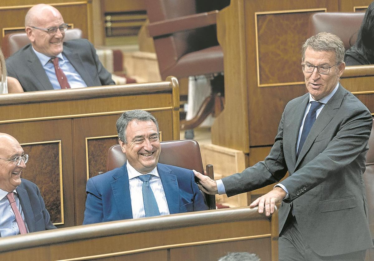 Feijóo bromea en el Congreso de los Diputados con el portavoz del PNV, Aitor Esteban, y con el diputado Mikel Legarda.