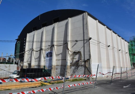 En esta fase se instalará un aislamiento térmico y paneles fotovoltaicos en las fachadas para mejorar la eficiencia energética del edificio.