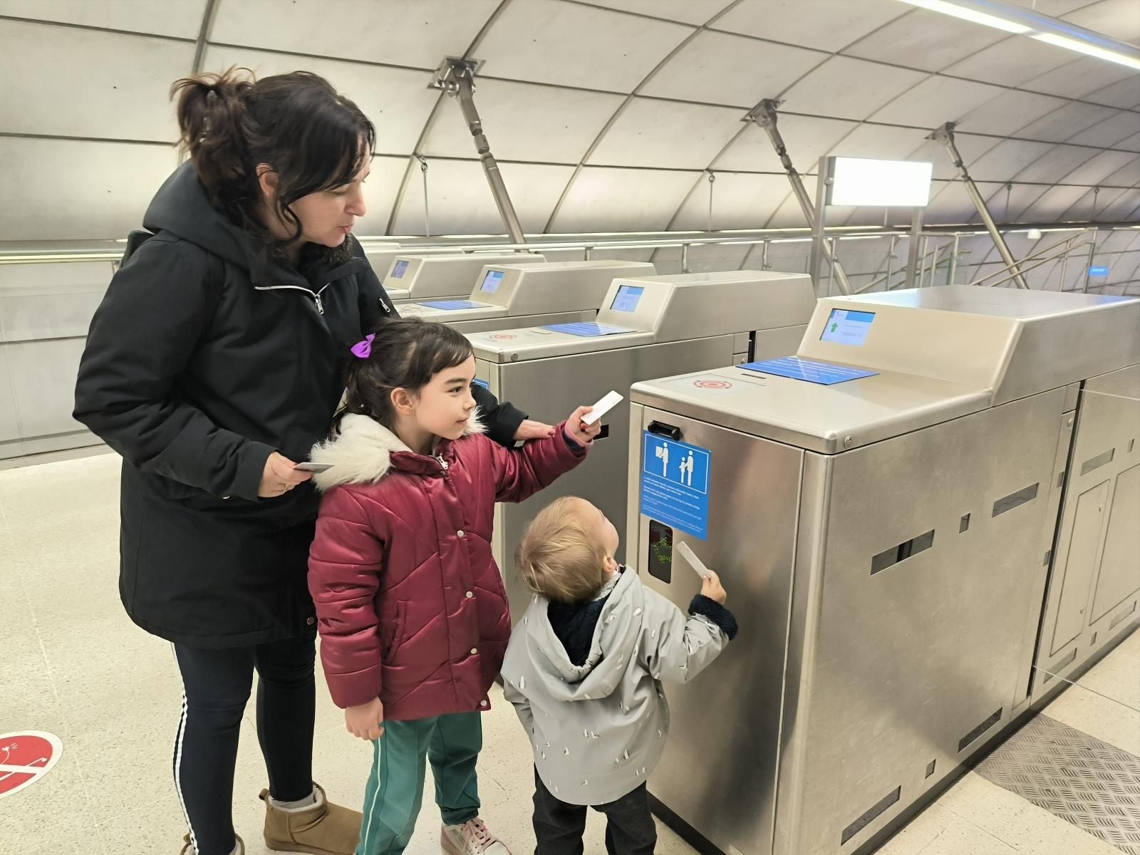 Maitane y Hodei con su ama Sabiñe, hacen su primer viaje gratuito en Euskotren.