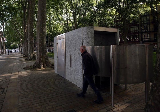 Un hombre abandona un urinario público en el Arenal.