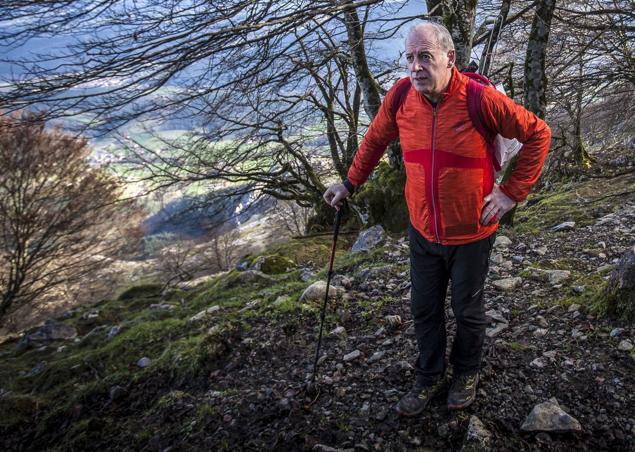 Víctor Arguinzóniz en Amboto, que recorre cada lunes, con el valle de Axpe a sus pies.