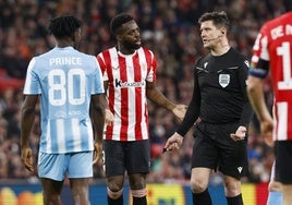 Iñaki Williams reclama una acción al árbitro esloveno.