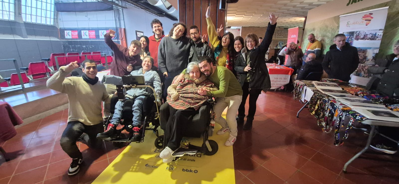 Un grupo de jóvenes vizcaínos celebran en el Jai Alai de Gernika su labor como voluntarios en diferentes organizaciones.