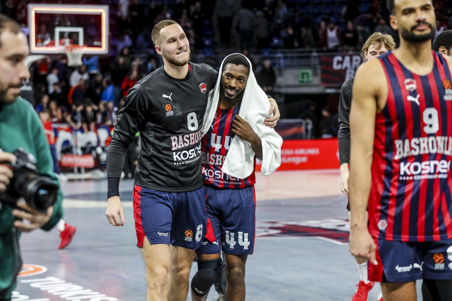 Tadas Sedekerskis felicita con un abrazo a Kamar Baldwin tras la victoria ante el Barcelona.