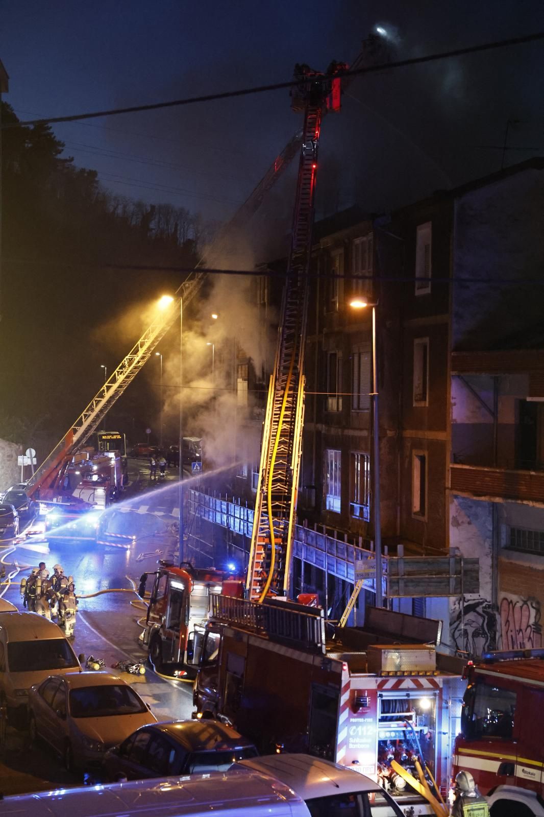 Las imágenes del incendio en un bloque de viviendas en Basauri