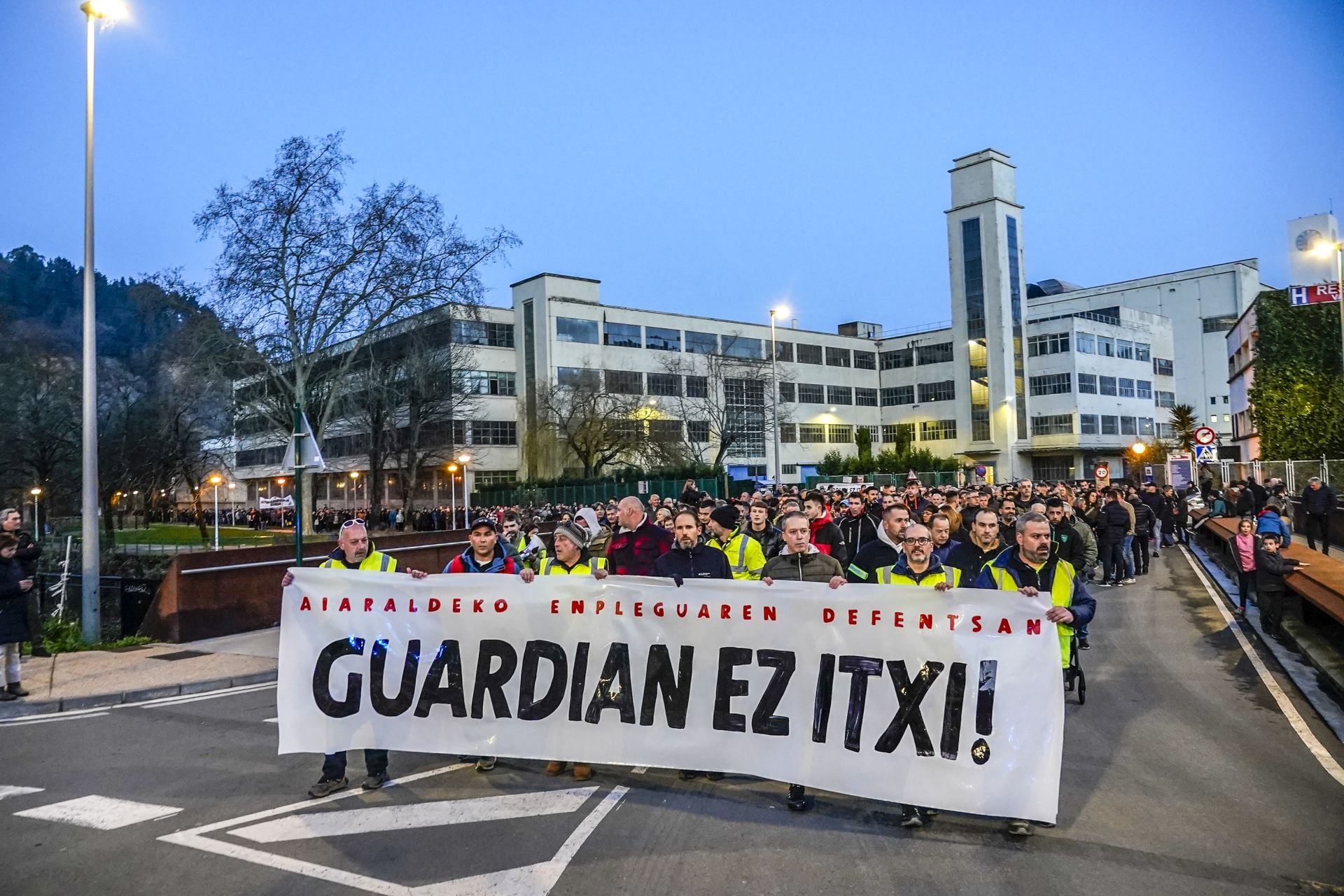 La manifestación contra el cierre de Guardian Llodio, en imágenes