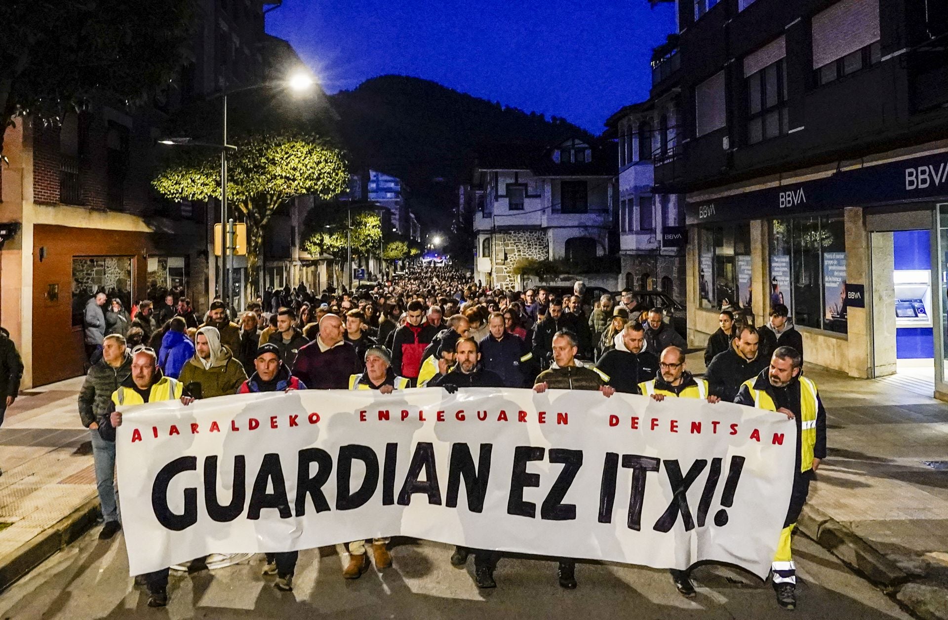 La manifestación contra el cierre de Guardian Llodio, en imágenes