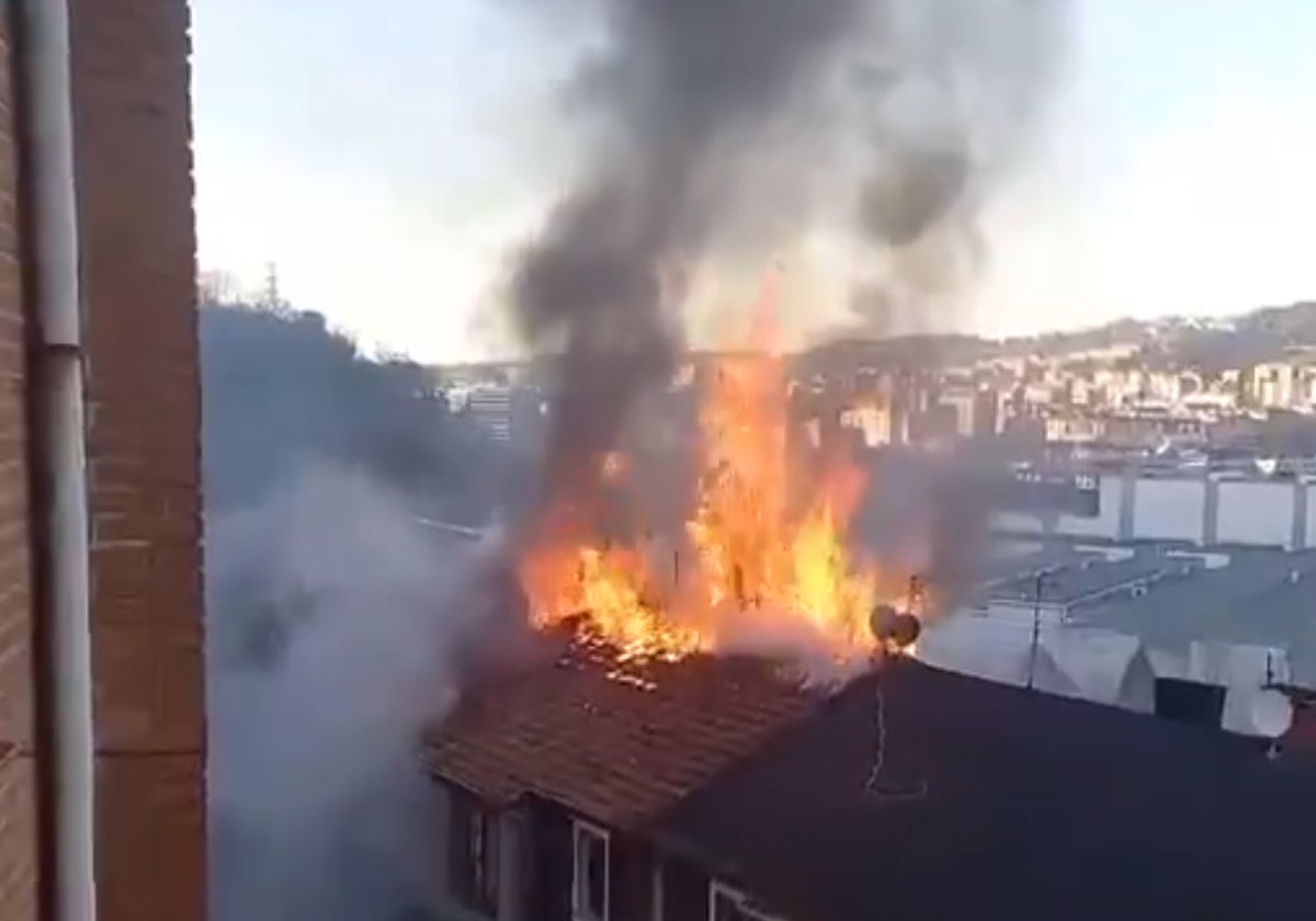 Las imágenes del incendio en un bloque de viviendas en Basauri