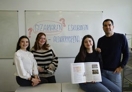 Paula, Azahara y Mara con su profesor Hegoi Urcelay en un aula de Egibide.