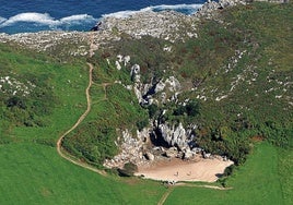 Vista aérea de la playa de Gulpiyuri, en el municipio asturiano de Llanes.