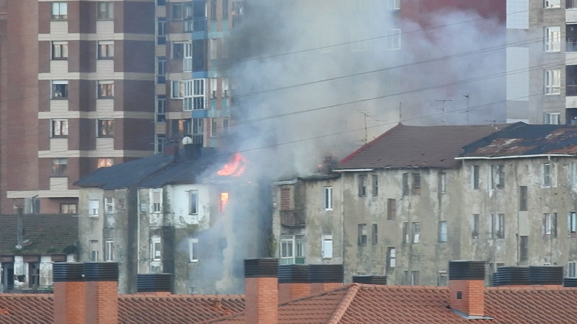 Las imágenes del incendio en un bloque de viviendas en Basauri