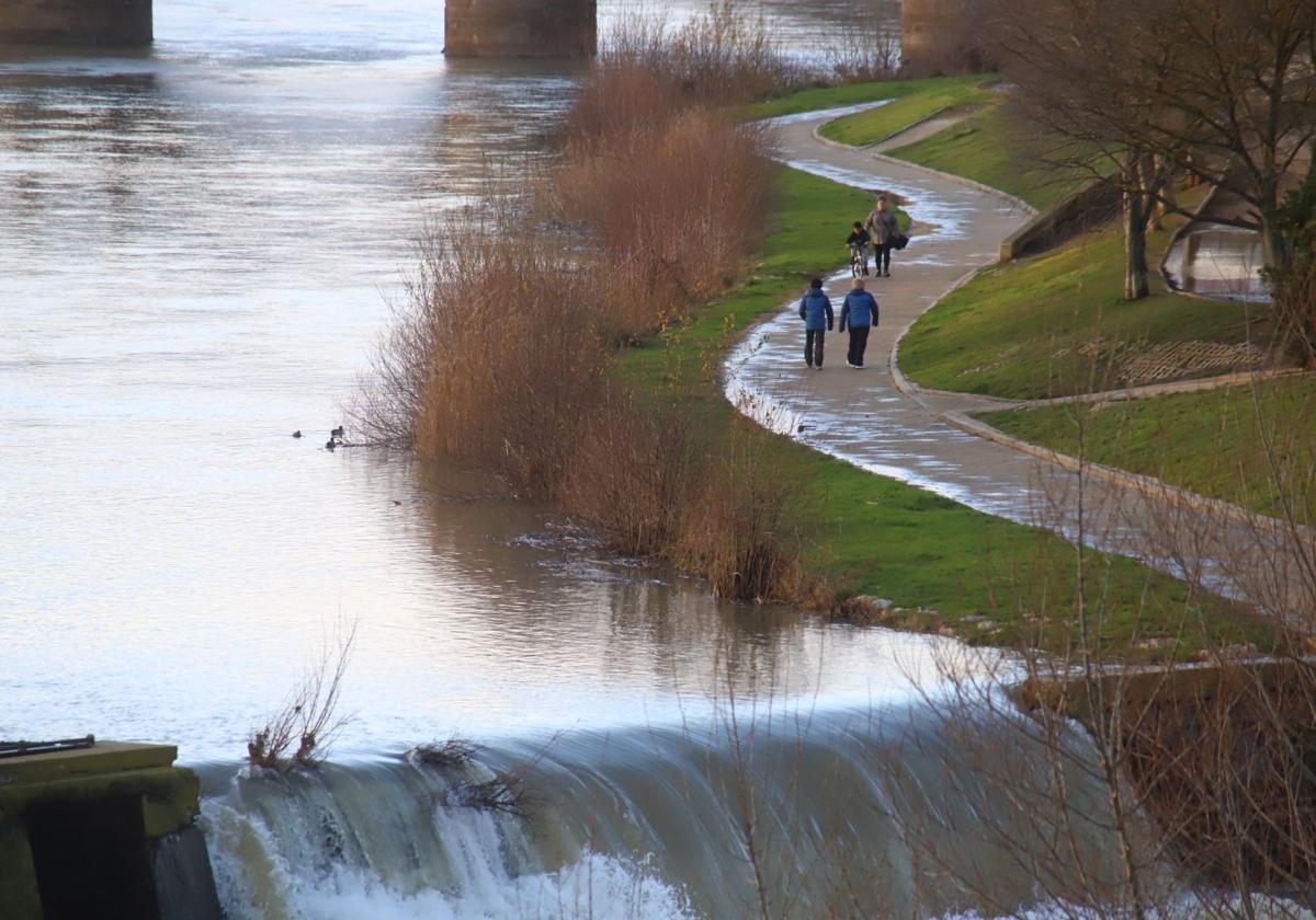 En la tarde del jueves el nivel del Ebro aún no había cubierto los paseos.