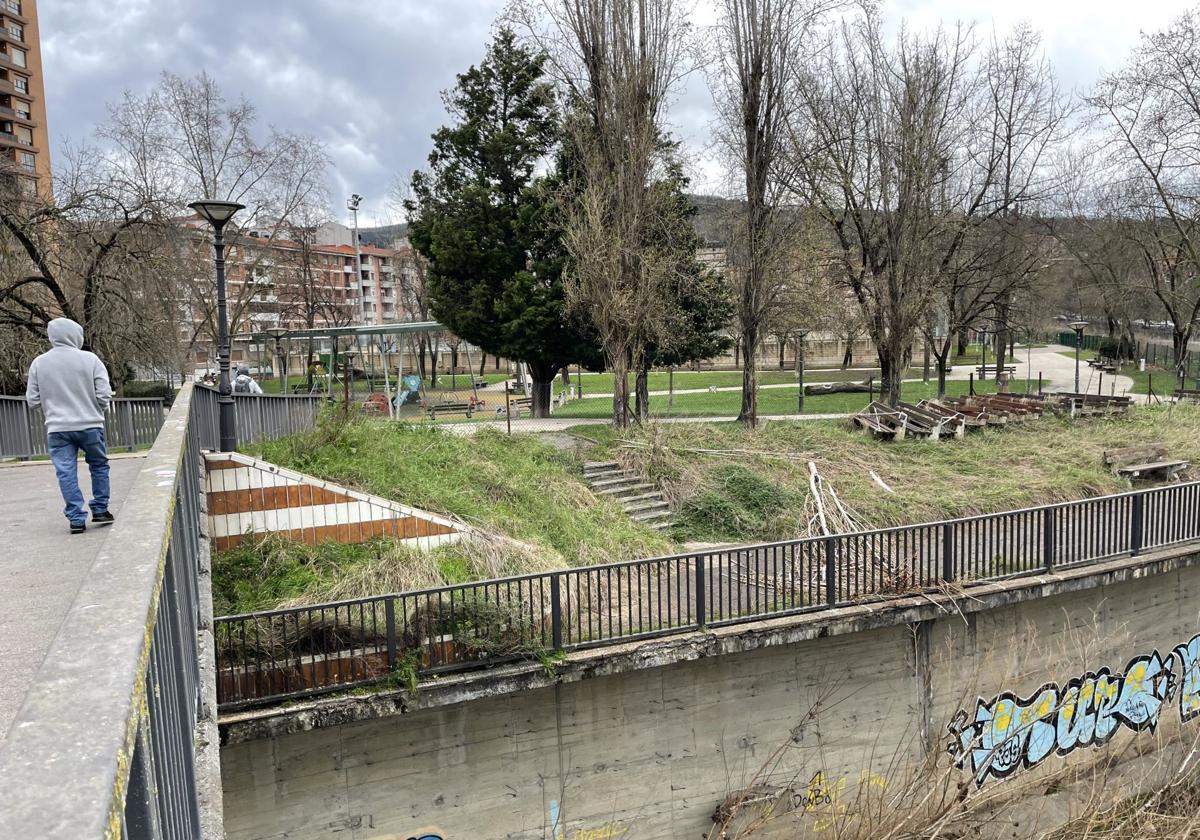 Vista del tramo del paseo entre Soloarte y Mercabilbao cerrado al público por riesgo de derrumbe.