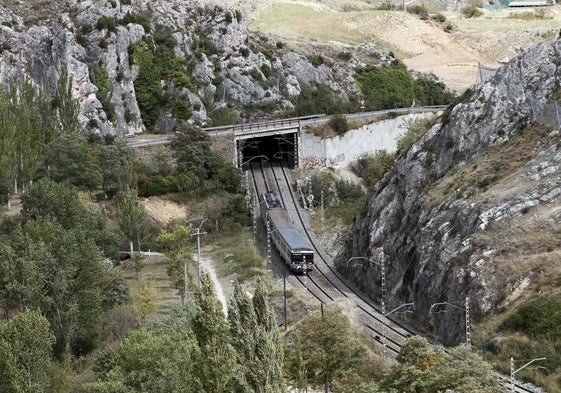 Un tren convecional circula por el desfiladero de Pancorbo, por el que debe ejecutarse la nueva línea de alta velocidad entre Vitoria y Burgos.