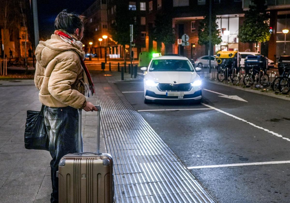 Una viajera espera la llegada de un taxi en la parada de la estación de autobuses de Vitoria