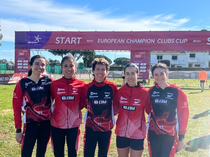 Las cinco integrantes del Bilbao Atletismo Santutxu, en el circuito de Albufeira.