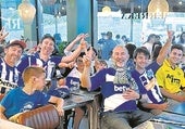 Un centenar de aficionados del Alavés avivan su sentimiento por el Glorioso en el bar Erreka de Barcelona, la sede de la Penya Alabèscat.