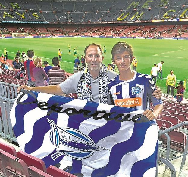 Juanvi Arroyo, presidente de Alabèscat, con su hijo, Hugo Mikel, en el Camp Nou.