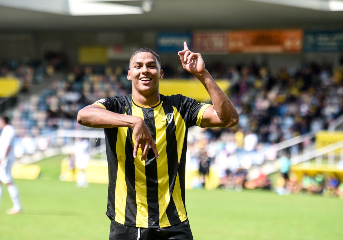 Maroan Sannadi celebra uno de sus once goles marcados este año con el Barakaldo.