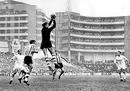 El Chopo Iribar se alza sobre la defensa rojiblanca y los atacantes blancos para alzarse con el balón.