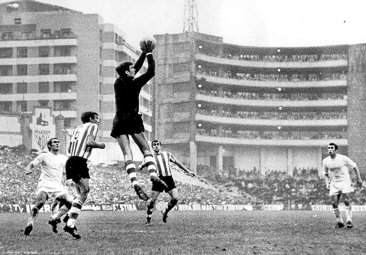 El Chopo Iribar se alza sobre la defensa rojiblanca y los atacantes blancos para alzarse con el balón.