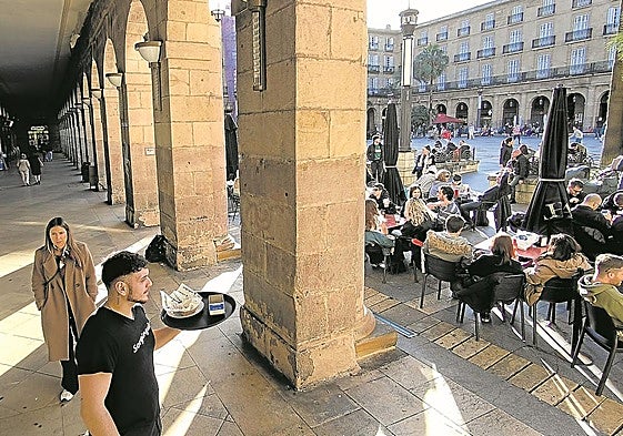 Los trabajos de remodelación permitirán conocer el efecto de las filtraciones en los soportales de la Plaza Nueva.