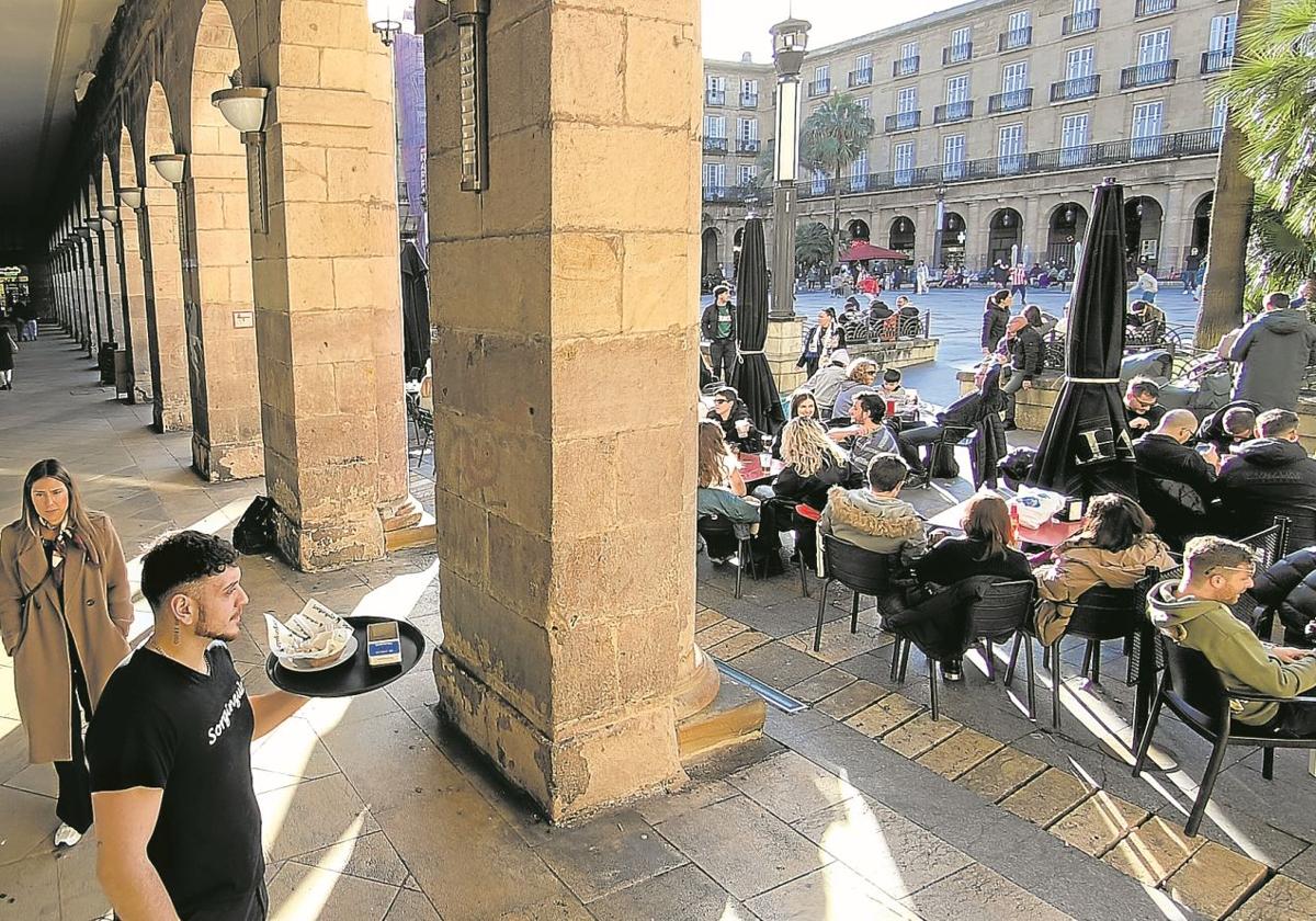 Los trabajos de remodelación permitirán conocer el efecto de las filtraciones en los soportales de la Plaza Nueva.