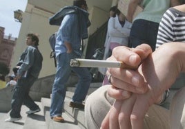 Una joven fuma un cigarro en las escaleras de un centro educativo. F. J.